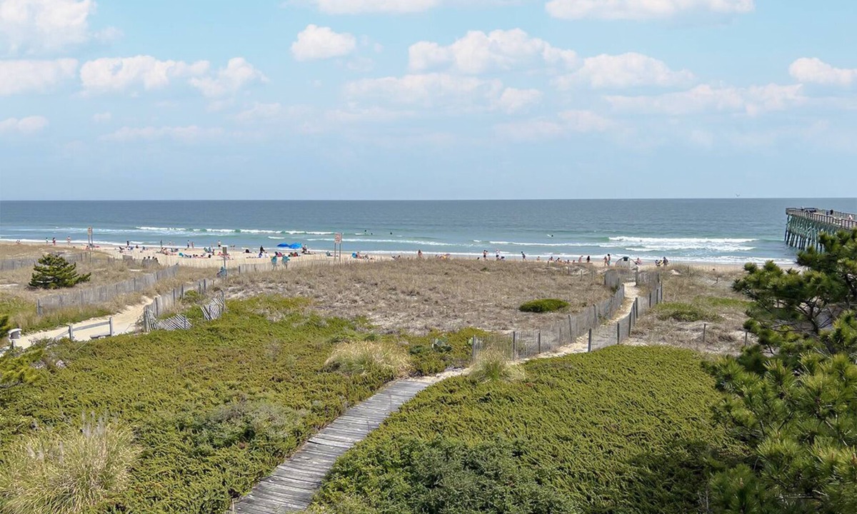 South End House | Updated 3br/3ba Oceanfront townhome with ocean views and direct beach access.