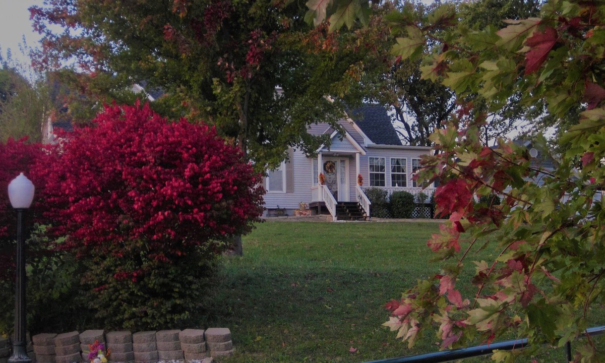 St. Joseph Other | Updated rooms in Cool Farmhouse!
