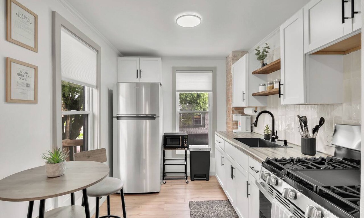 Davenport Apartment | Upper Suite | Bright & Comfortable QC Stay