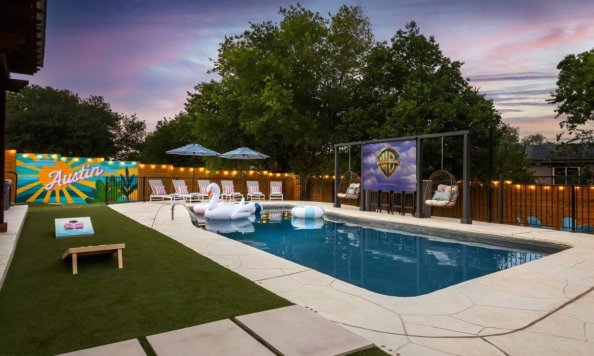 Gracywoods House | Uptown Retro | Pool - Hot Tub - Games & Fire Pit