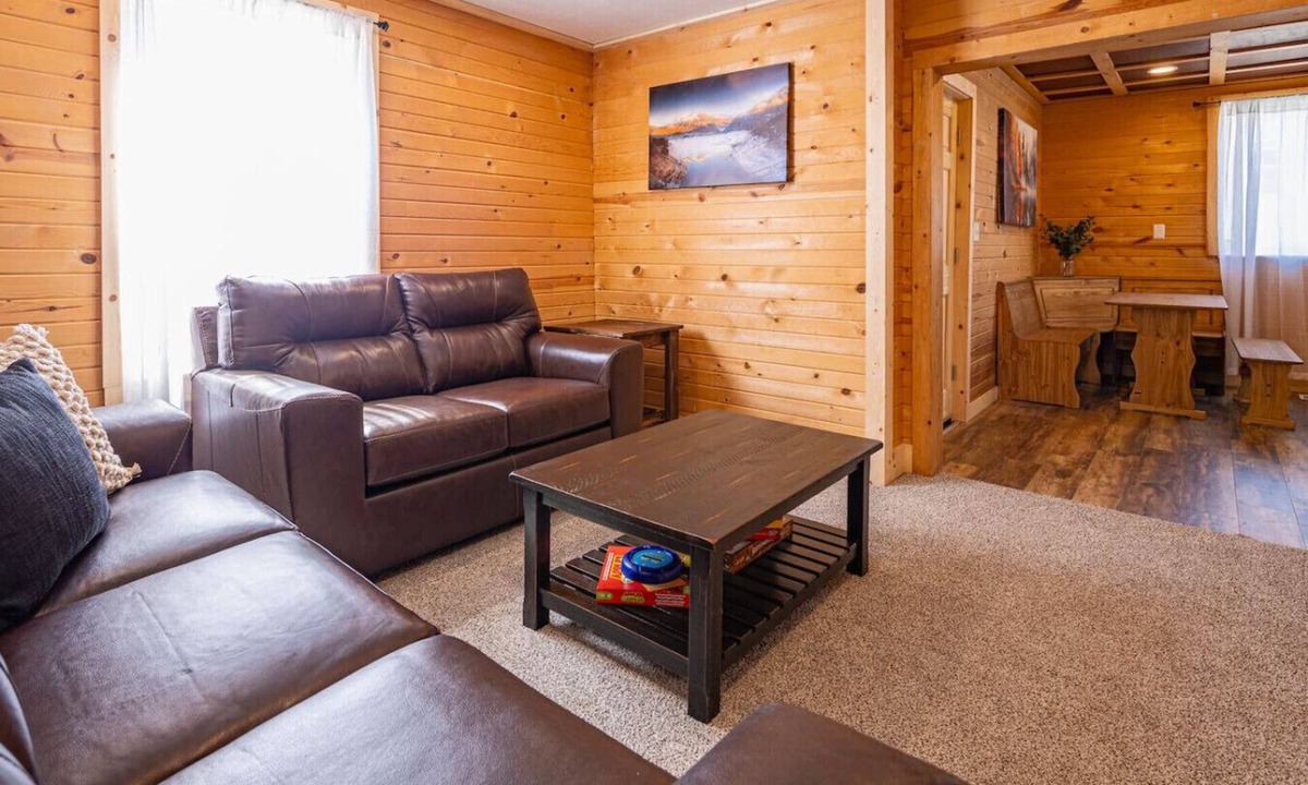 Sioux Falls House | Urban Cabin | 4BR w/Huge Yard