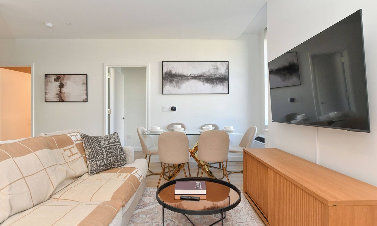 Financial District Apartment | Urban Escape : Bright 2BR/2BA in FiDi