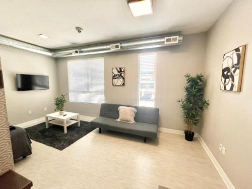 Downtown Des Moines Apartment | Urban Oasis Downtown Condo with Skywalk Access 2