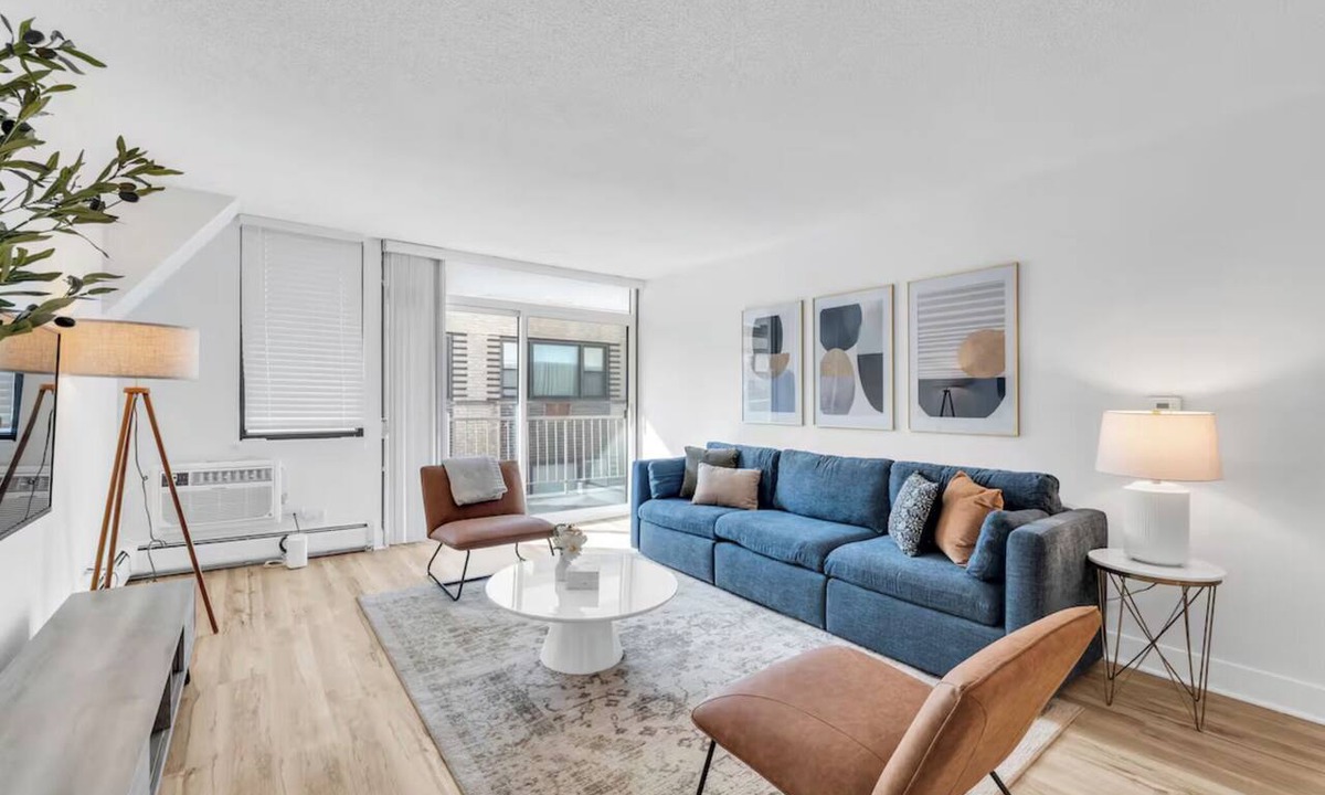 Oak Park Apartment | Urban Oasis in the Heart of Oak Park