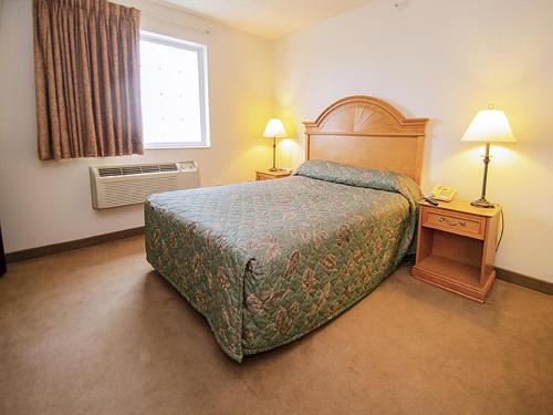 Urbana Hotel | Urbana Inn & Suits