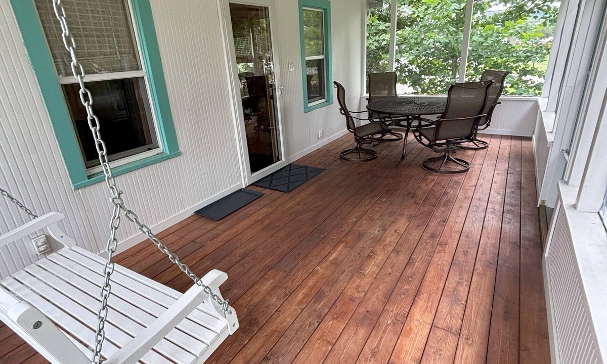 Decorah House | Veranda House Decorah - King Bed, Sauna, sleeps 6, Huge Screened Porch