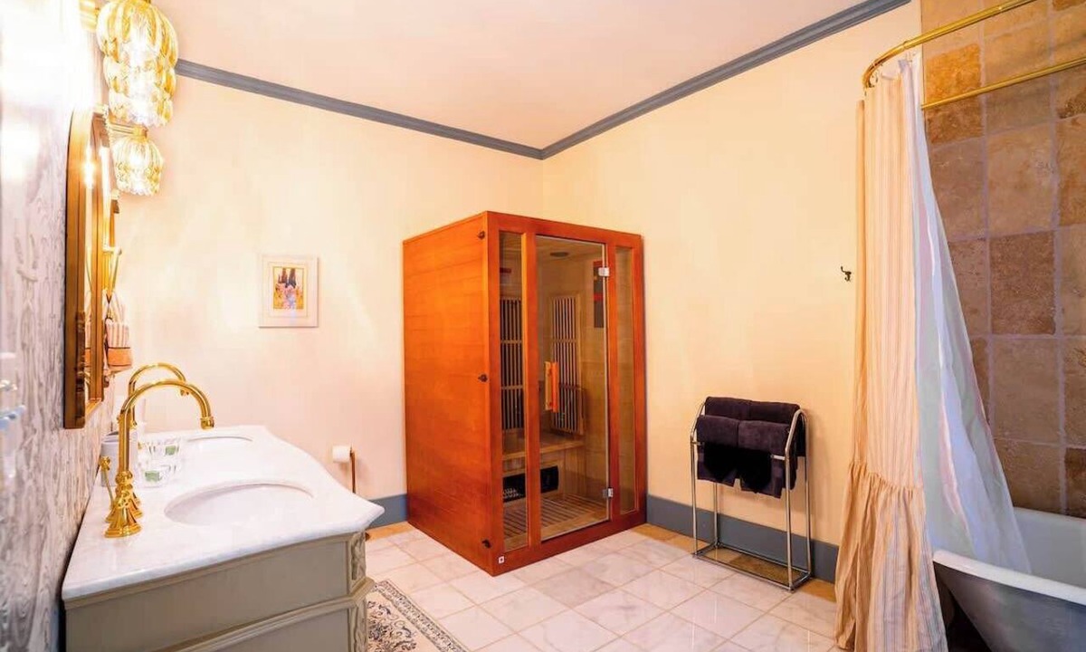 Maryville House | Vintage High St. Suite Wellness Suite