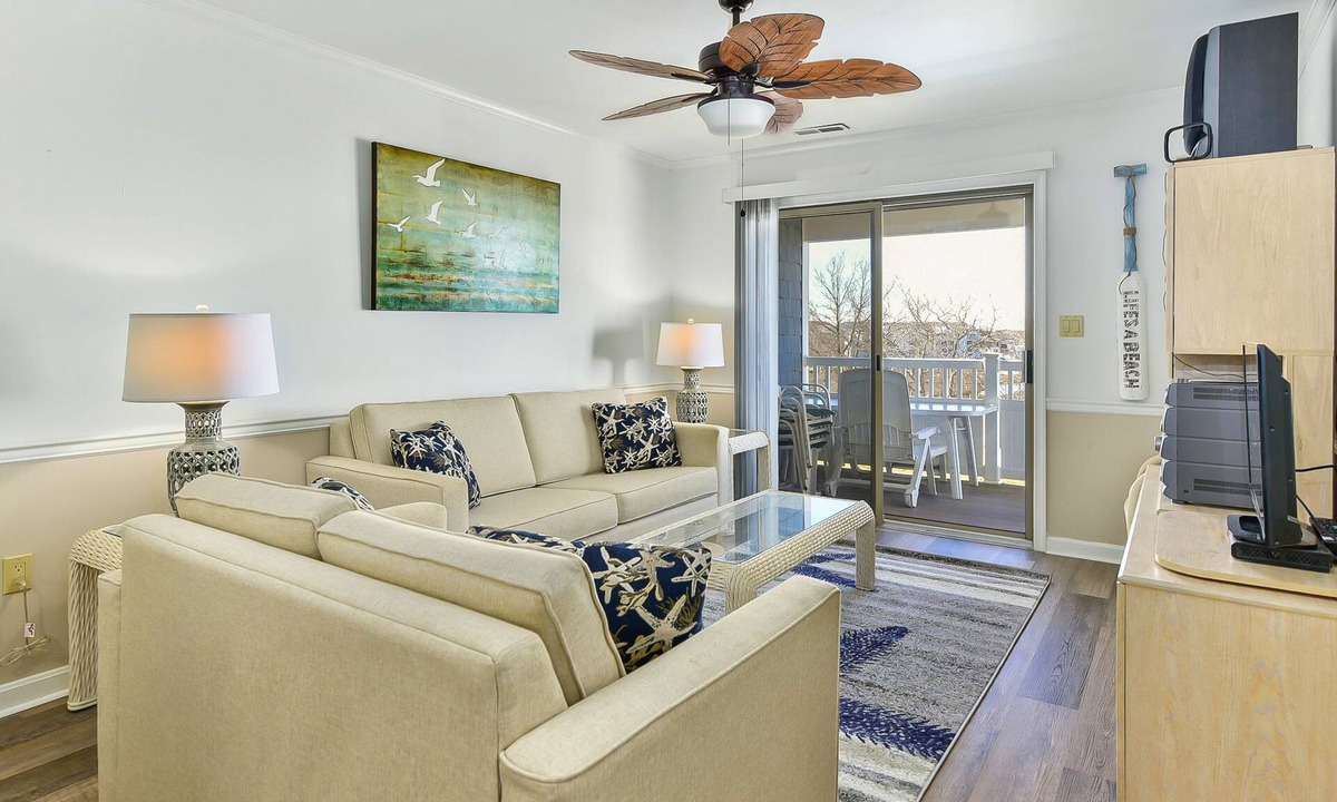 Heron Harbour Isle Condo | Walk to Beach 3rd-Floor Condo w/Large Balcony, Sunset Views & Shared Pools