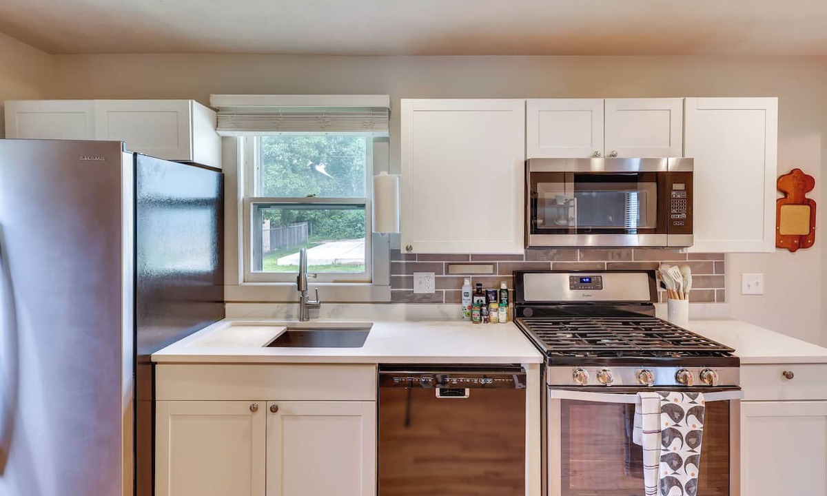 Benson House | Walk to Benson Nightlife & Dining! Home w/Yard