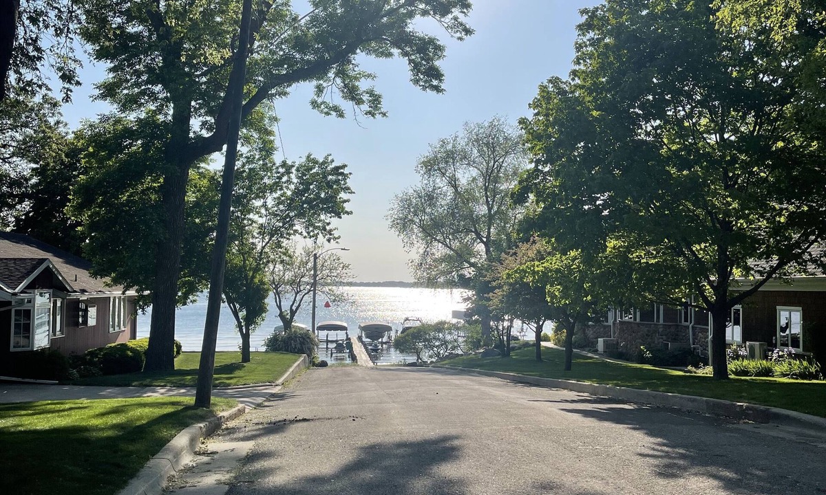 Clear Lake Cottage | Walk to City Beach, City Park and downtown Clear Lake!