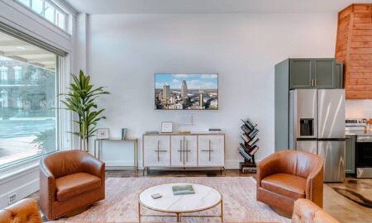 Central Business District House | Walk to everything Downtown Mobile Pets Welcome