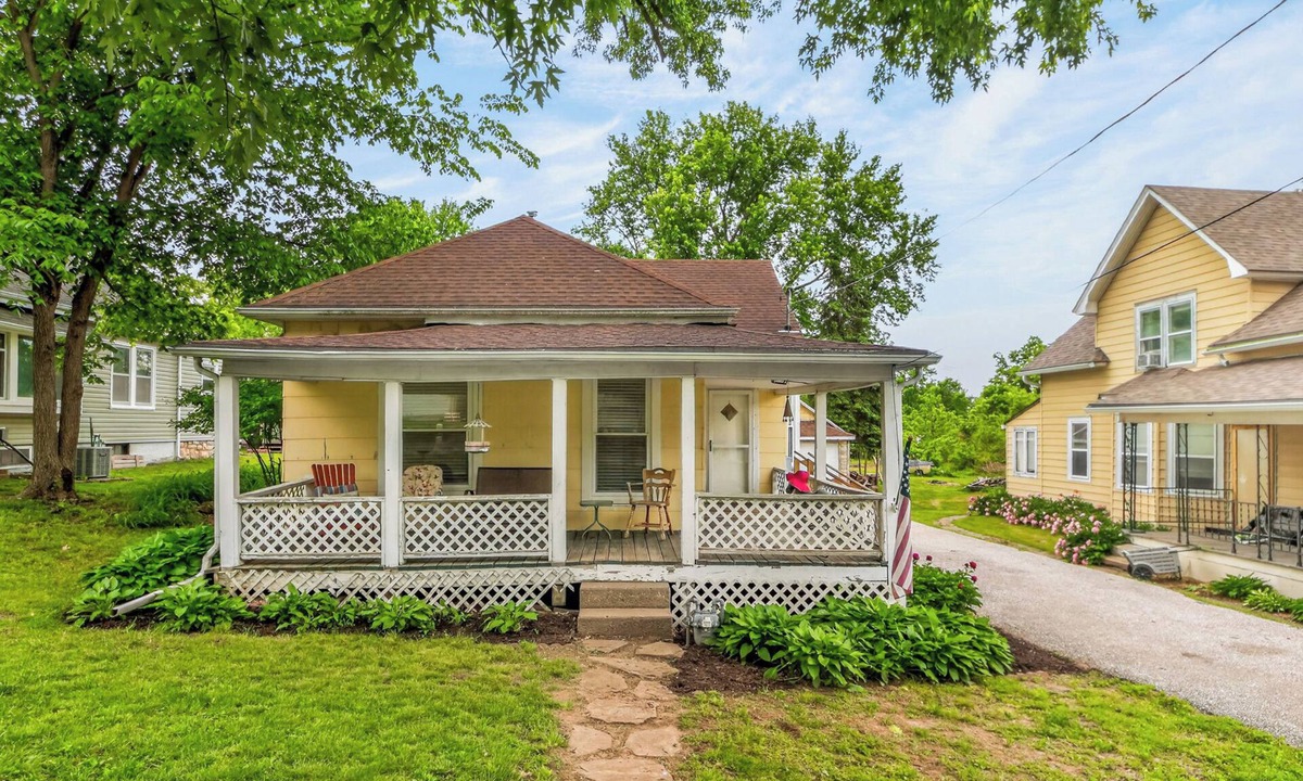 Bonner Springs House | Walk to Parks & Dining: Bonner Springs Home