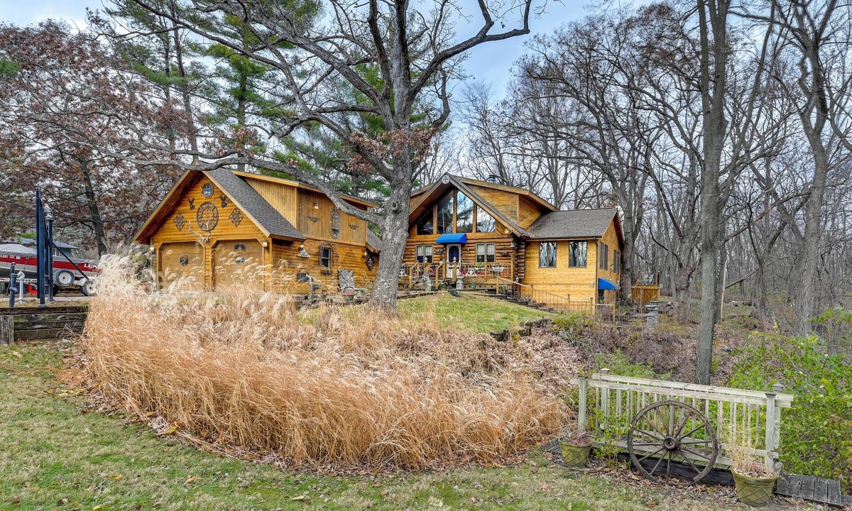 Johnston Cabin | Walk to Saylorville Lake: Spacious Home w/Deck!