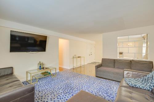 Skokie House | Walk to Train: Convenient Skokie Condo!