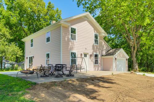 Holt House | Walk to Winery! Home w/Patio & Yard in Holt