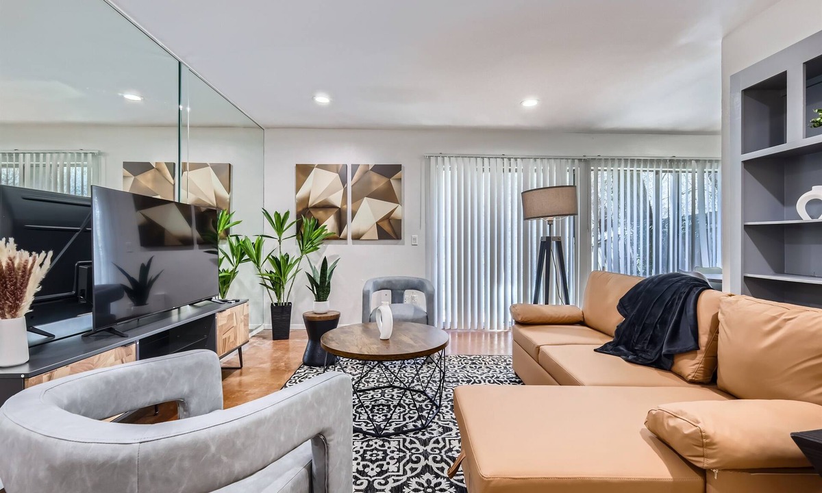 Bouldin Apartment | Walkable King Bed Getaway | Sleeps 4 | Pool Pkg