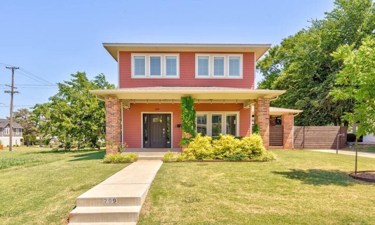Lincoln Terrace House | Walkable Luxury Style Home ★ Gated & Covered Patio
