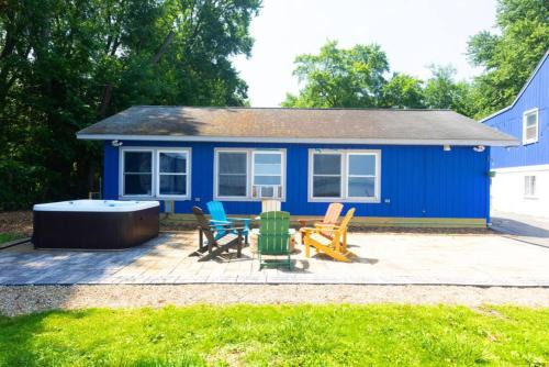 Spring Grove House | Waterfront 2BR Nautical Cottage on Grass Lake Hot Tub Firepit Year Round Fun