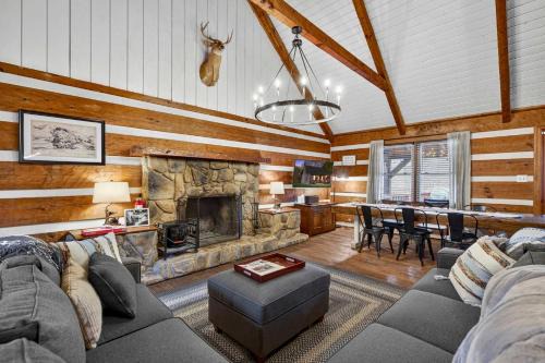 Fishers Hill House | Waterfront cabin w fireplace,hot tub & BBQ grill