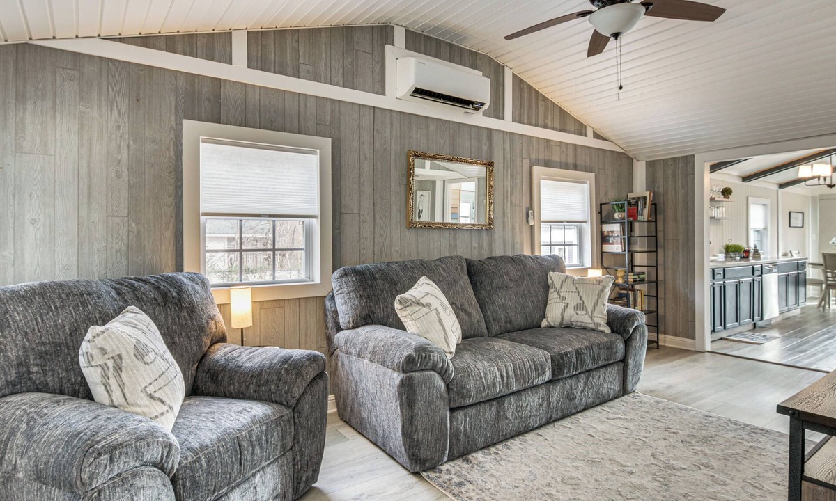 Lancaster House | Waterfront Cottage at Cedar Pines Lake