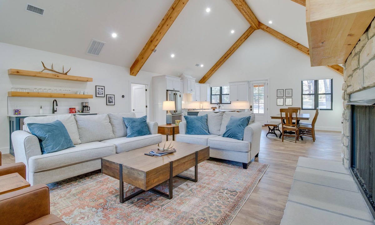 Flippin House | Waterfront Flippin Retreat w/White River Access!