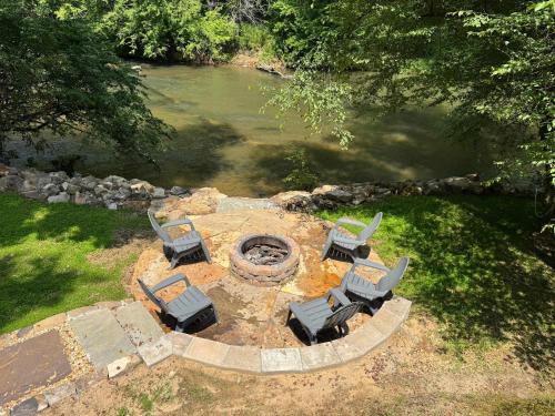 East Ellijay House | Waterfront Getaway:Hot Tub Fire Pit Near Ellijay