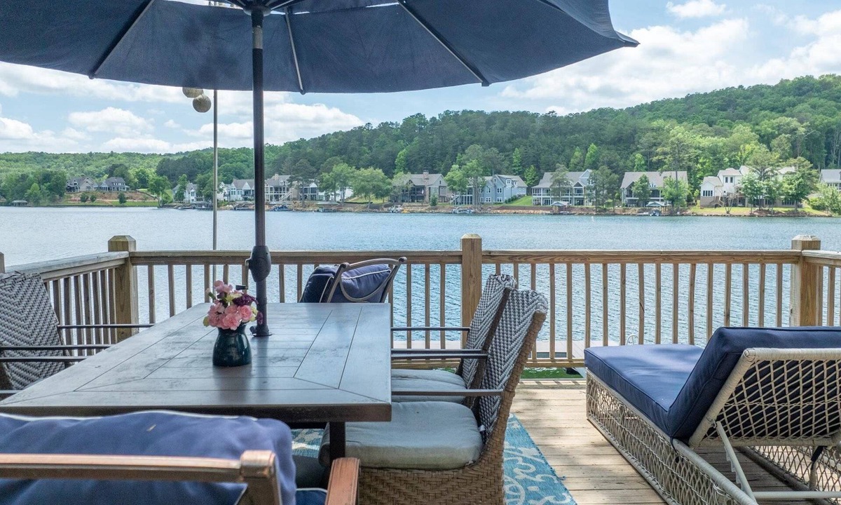 Waleska House | Waterfront Home | Private Dock | Dog Friendly | Canoe | Kayaks | Swim -Tennis - Golf