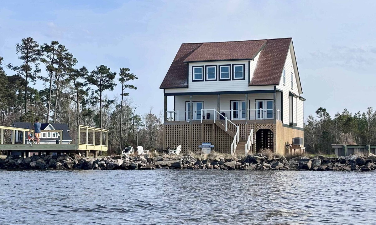 Columbia House | Waterfront, Hot Tub - 4BR, 4.5Bath, Pet Friendly