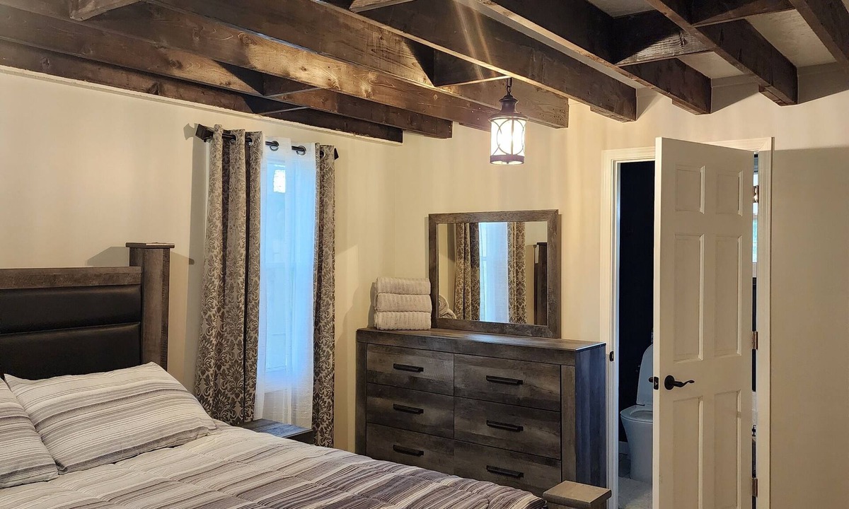 Woodstock House | WATERFRONT HOUSE, Full remodel it.nOne acre lot. nNot nightboar