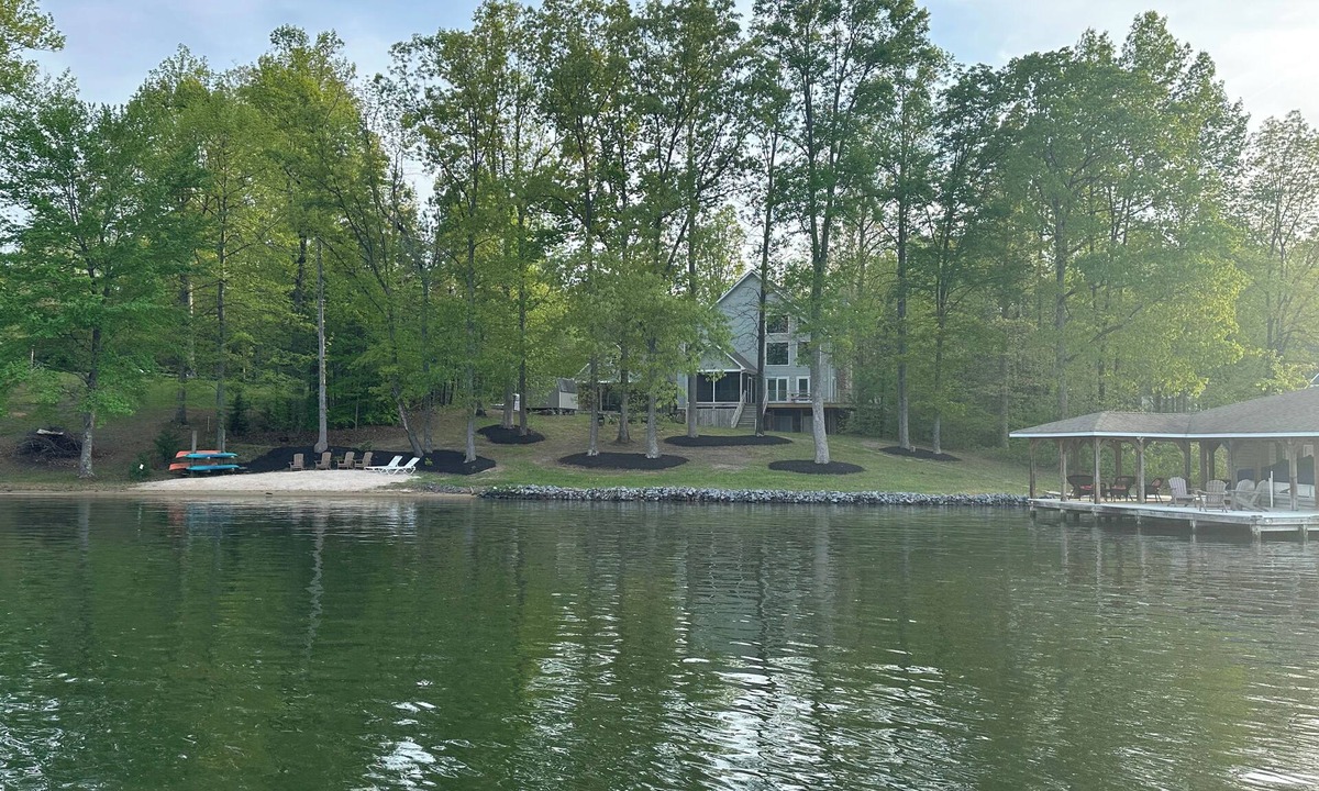 Mineral House | Waterfront Retreat for families: private side, beach, kayaks, neighborhood pool
