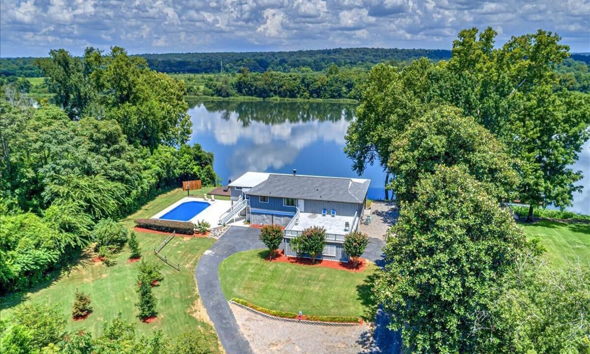 Augusta House | Waterfront Terrace~7 mins to Masters~Pool~Kayak~BBQ~ UPSTAIRS UNIT