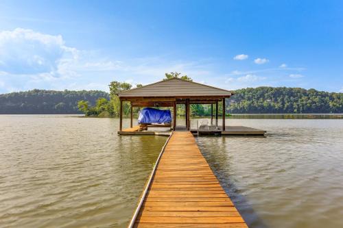 Athens House | Waterfront Wheeler Lake Home w/Furnished Deck