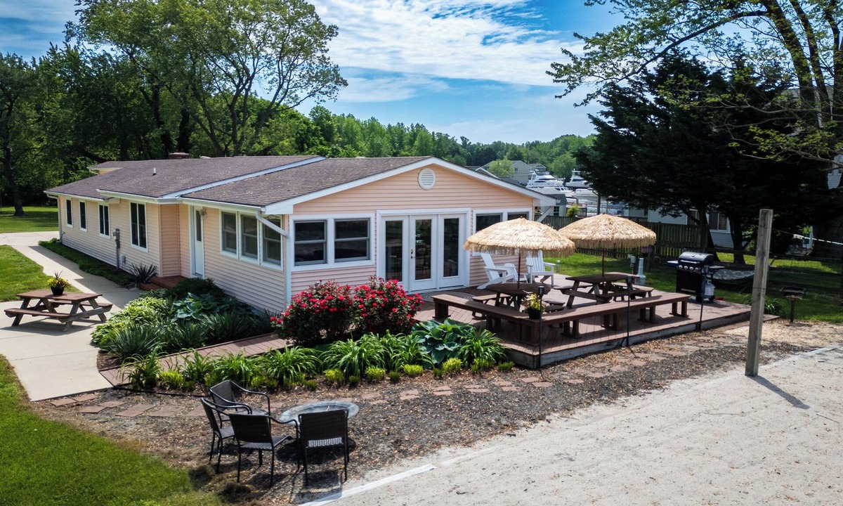 Stevensville House | Waterview Home! Beach Volleyball! Near Wedding Venues! Walk to Bar & Restaurant!