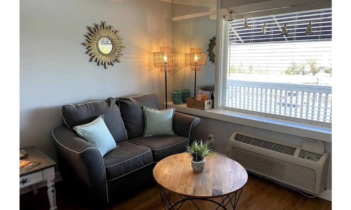 Airlie Condo | Waterway View & Awesome Location with Pool