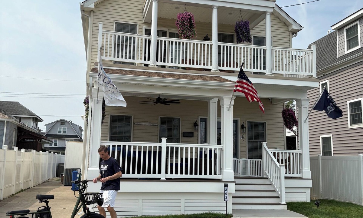 Wall House | Weekly summer rental 1 block from beach with beach locker