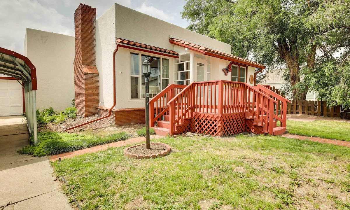 Torrington House | Welcome Families & Pets, walk to town, Torrrington, WY retreat