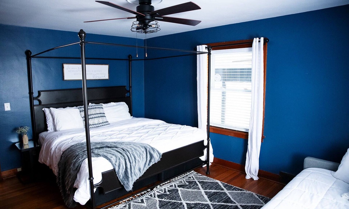 Monmouth House | Welcome to Grandma's House! Large cozy space for the whole family.