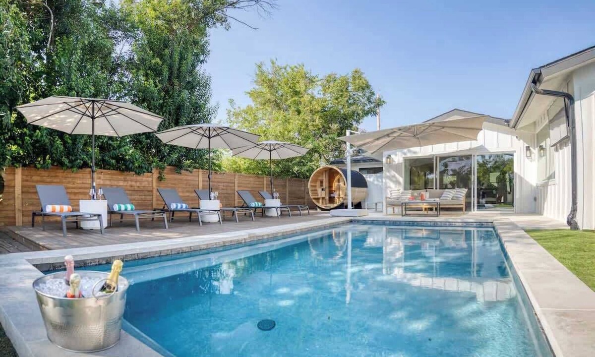 Windsor Park House | Wellness Retreat 5BR Villa w/Pool, Sauna, hot tub