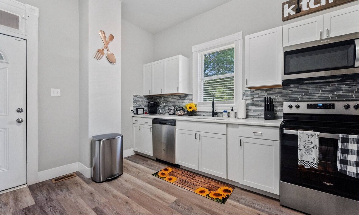 Petersburg House | West High 3BR Private Backyard Petersburg Gem