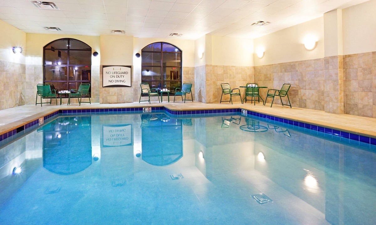 Oak Ridge Condo | WFH friendly | FREE Wi-Fi + Pool & Gym