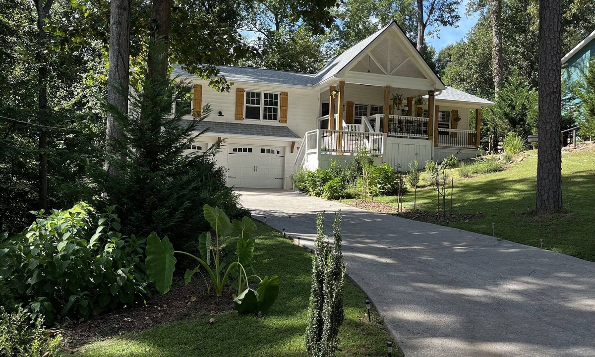 Woodstock House | White House on a hill Pet f., close to wedding venues, Roswell, Milton & Canton.