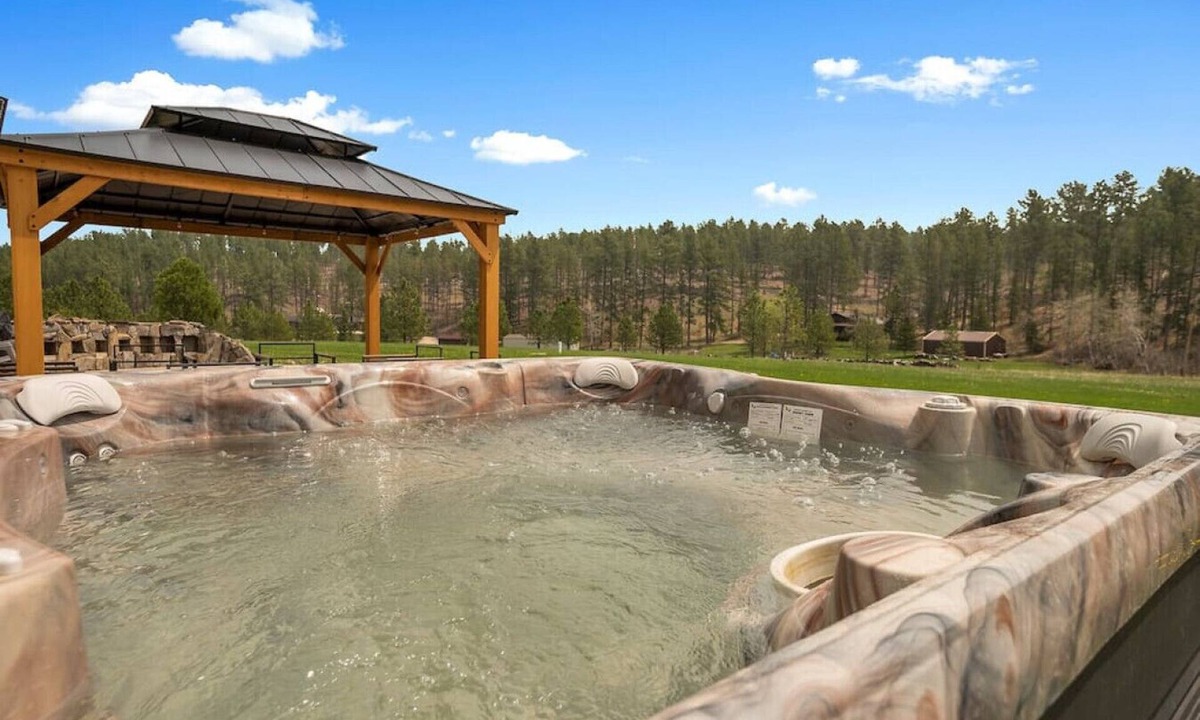 Hill City Cabin | Whitetail · Leighton`s Lodge-Hot Tub-Borders National Forest