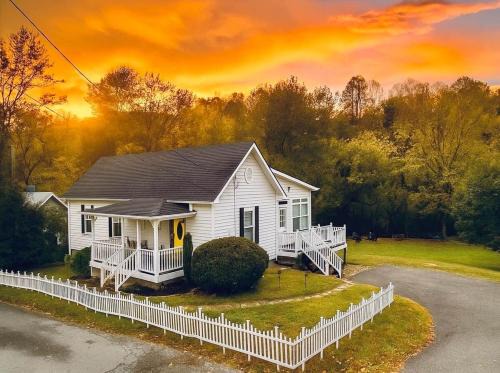 Walland House | Wizard House + Hot Tub, Private Creek, Large Yard, EV Charge