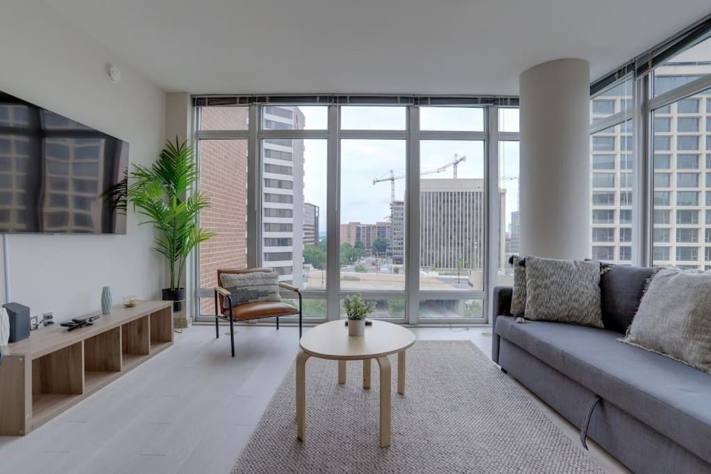 Crystal City Apartment | Wonderful 2BR Apartment at Crystal City