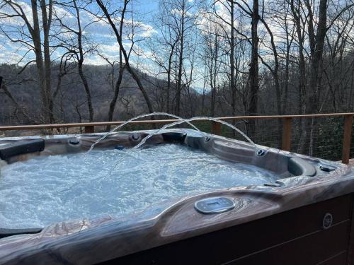 Mountain City House | Wonderful cabin tucked in the woods/w Hot tub