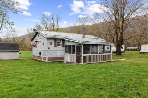 Points Ski Chalet | Wood Stove, Fire Pit, Grill & 2 Mins to River