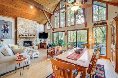 Newland House | Wooded Cabin w/2 Decks on Golf Course in Newland!