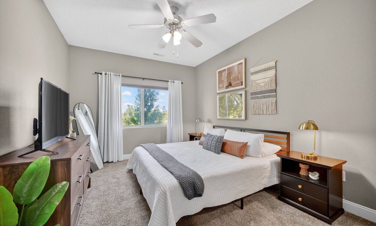 West Des Moines Apartment | Wooded Views | King Bed | No Stairs