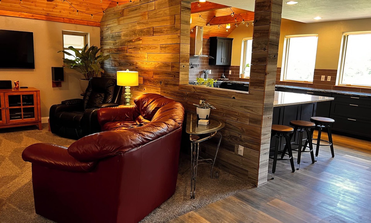 Coyle House | Woodland Retreat - 11 acres, 2100 sqft, huge kitchen, 2 bedroom, 2 full bath