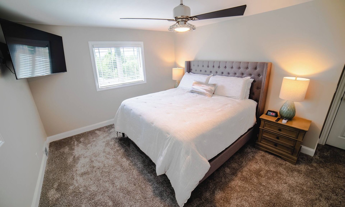Dubuque House | Woodland View House. HOT TUB & SAUNA!